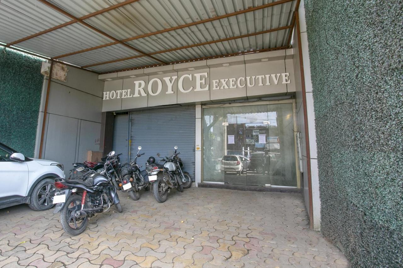 Oyo Flagship 76107 Royce Executive 3* Bombay
