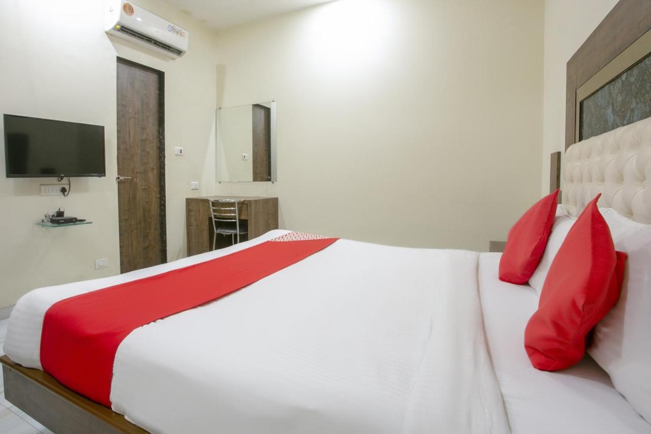Hotel Oyo Flagship 76107 Royce Executive Bombay
